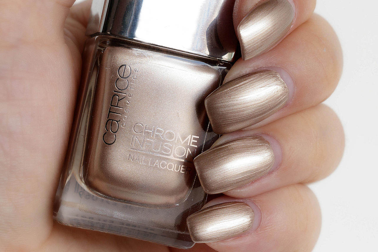 catrice Chrome Infusion Nagellack Tragebilder 02 Impressive Gold