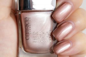 catrice Chrome Infusion Nagellack Tragebilder 03 Stunning Rose Gold