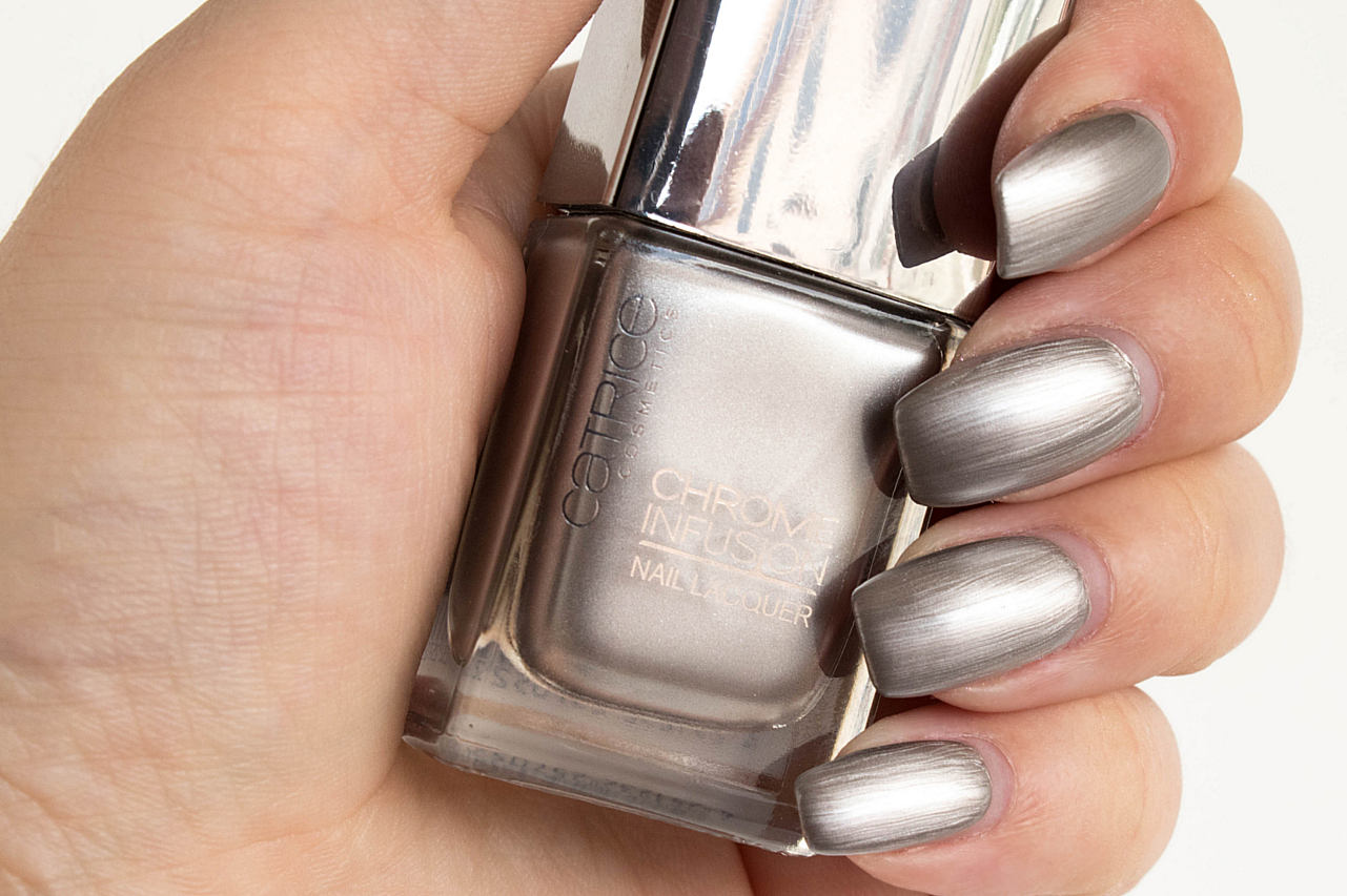 catrice Chrome Infusion Nail Lacquer Tragebilder 01 Stainless Silver