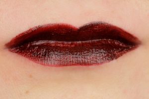 essence vibrant shock Lip Paint 03 red viper tragebilder