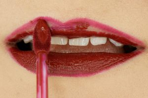 Dunkle Lippen schminken Schminktipps für Anfänger mit Anleitung für Silvester, Weohnachten, Abiball, Herbst Winter, Hochzeit Maybelline Super Stay Matte Ink Voyager