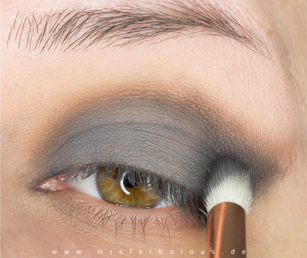 Einfache Smokey Eyes schminken Anleitung mit Bildern für Anfänger mit der catrice glam & smokey eyeshadow Palette