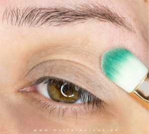 Einfache Smokey Eyes schminken Anleitung mit Bildern für Anfänger mit der catrice glam & smokey eyeshadow Palette erster Schritt