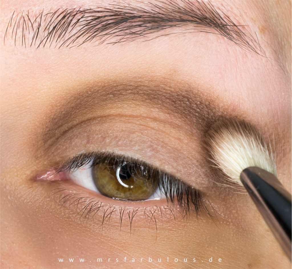 Einfache Smokey Eyes schminken Anleitung mit Bildern für Anfänger mit der catrice glam & smokey eyeshadow Palette 2
