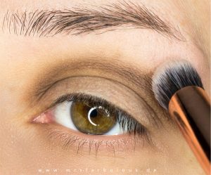 Einfache Smokey Eyes schminken Anleitung mit Bildern für Anfänger mit der catrice glam & smokey eyeshadow Palette neues Sortiment 2. Schritt