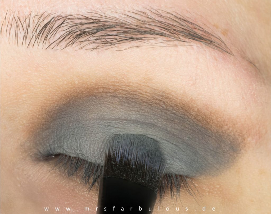 Einfache Smokey Eyes schminken Anleitung mit Bildern für Anfänger mit der catrice glam & smokey eyeshadow Palette 4