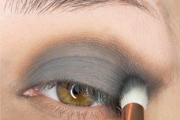 Einfache Smokey Eyes schminken Anleitung mit Bildern für Anfänger mit der catrice glam & smokey eyeshadow Palette