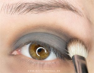 Einfache Smokey Eyes schminken Anleitung mit Bildern für Anfänger mit der catrice glam & smokey eyeshadow Palette 7