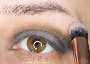 Einfache Smokey Eyes schminken Anleitung mit Bildern für Anfänger mit der catrice glam & smokey eyeshadow Palette 8