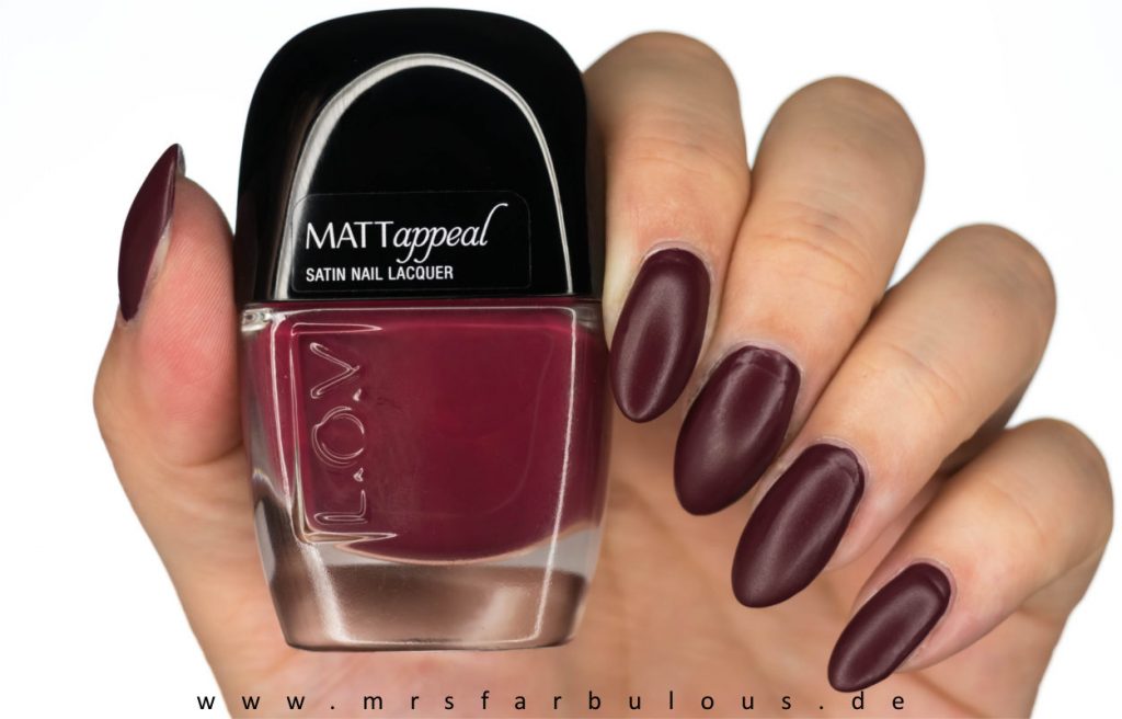 LOV Nagellack LOV Winterkollektion 2016 Exclusive Collection MATTappeal Satin Nail Lacquer No 120 Dark Seduction tragebilder swatches erfahrung